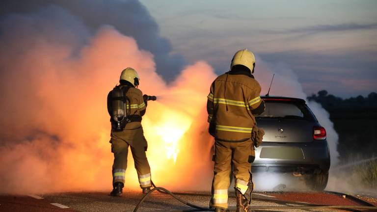 Brandweerlieden konden weinig meer doen voor de auto.