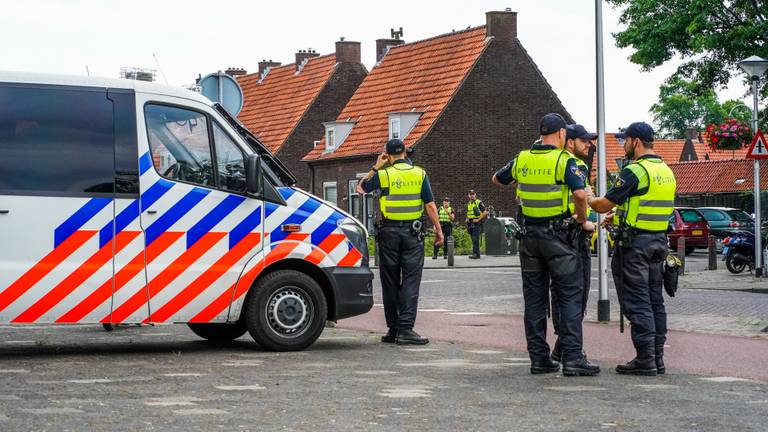 Volop politie in de wijk vrijdagavond (foto: Dave Hendriks/SQ Vision Mediaprodukties).