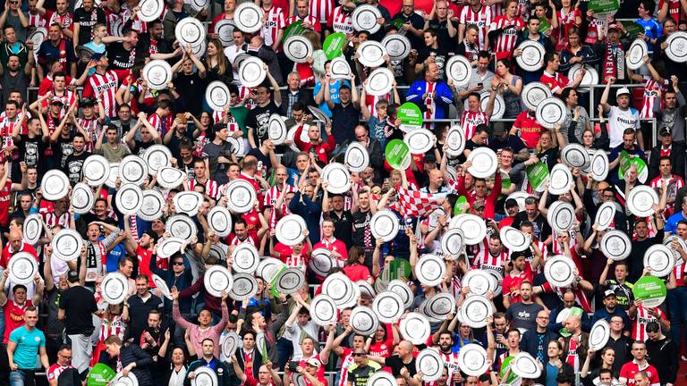 PSV-fans vieren de landstitel na de gewonnen wedstrijd tegen Ajax (Foto: ANP)
