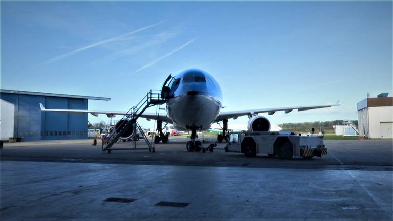 De Airbus van de KLM voor de hangar van Fokker Techniek op Woensdrecht. (foto: Raoul Cartens)