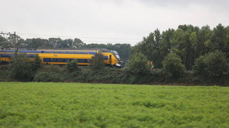 De aanrijding op het spoor bij Wouw vond rond kwart voor negen maandagochtend plaats (foto: Christian Traets/SQ Vision). 