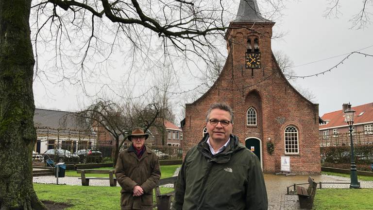 Henk Veltmeijer (l) en Ton Gimbrère bij de Hasseltse Kapel. (Foto: Tom van den Oetelaar)