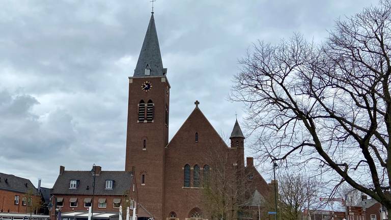 De voormalige Petrus en Pauluskerk in Dinteloord (foto: Erik Peeters)