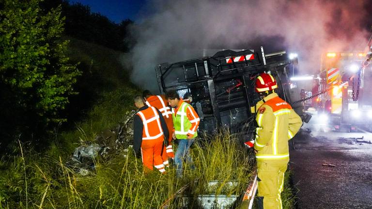 Hoe de vrachtwagen vlam kon vatten, wordt onderzocht (foto: Dave Hendriks/SQ Vision).