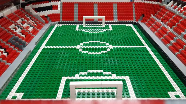 Milan van Zoggel bouwde het PSV-stadion in Eindhoven na met LEGO (foto: Milan van Zoggel).