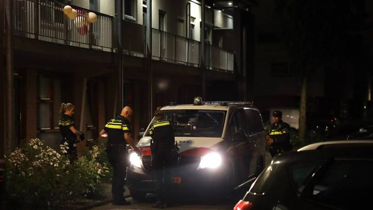 De politie bij de flat (foto: Sander van Gils/SQ Vision)