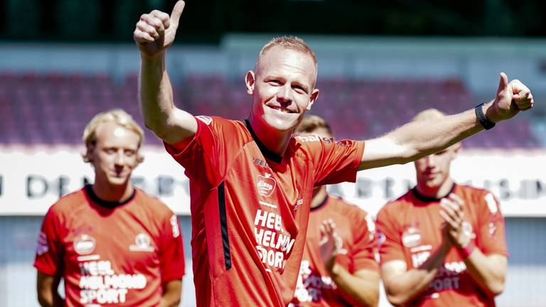 Tom Beugelsdijk tijdens de spelerspresentatie (foto: Helmond Sport).