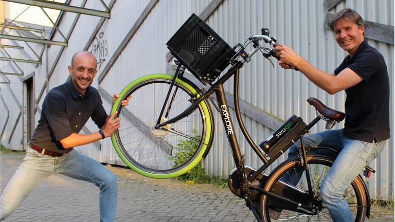 Samuel (links) en Jodi (rechts) bij de Heyfiets (foto: privé archief). 