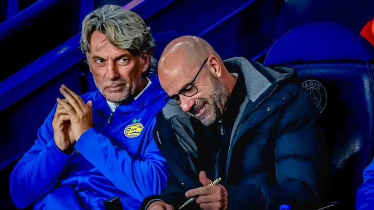 Peter Bosz met zijn assistent Rob Maas (foto: Marcel van Dorst).