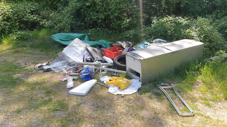 Een vrouw uit Oss dumpte zelfs haar hele huisraad (foto: Omgevingsdienst Brabant Noord).