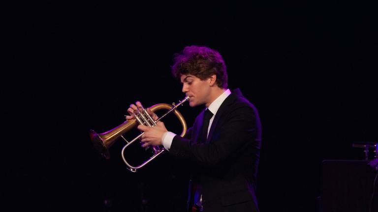 Bram van de Glind tijdens zijn optreden in de Podium Azijnfabriek