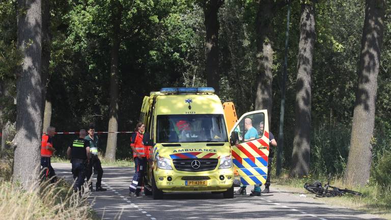 Politie en ambulance op de plek waar de fietser werd aangereden (foto: Sander van Gils/SQ Vision Mediaprodukties).