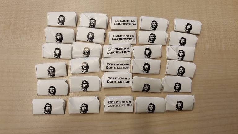 De gevonden zakjes met harddrugs (foto: politie).
