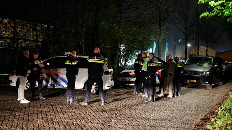 De politie doet onderzoek naar de schietpartij in Oisterwijk (foto: Toby de Kort/SQ Vision).