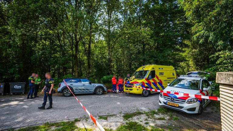 Politiewagens en ambulance zijn geparkeerd bij de wagen van het slachtoffer (foto: SQ Vision).