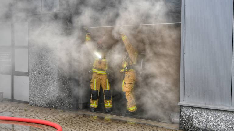 Grote rookwolken na brand in motorzaak Veldhoven, eigenaar was op vakantie