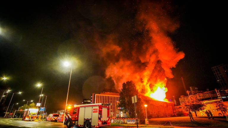 De brandweer heeft veel werk aan het Stroomhuis (foto: SQ Vision).