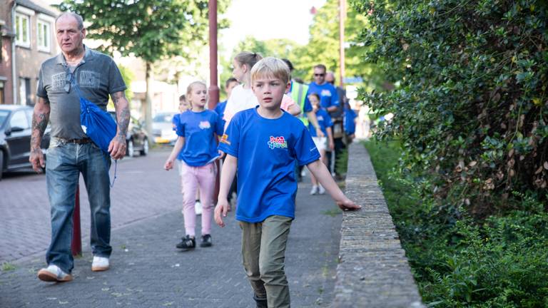 Jongen loopt de avondvierdaagse (archieffoto: Kevin Cordewener).