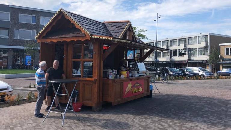 De frietkraam op het dorpsplein is inmiddels vertrokken. (foto: Erik Peeters) 