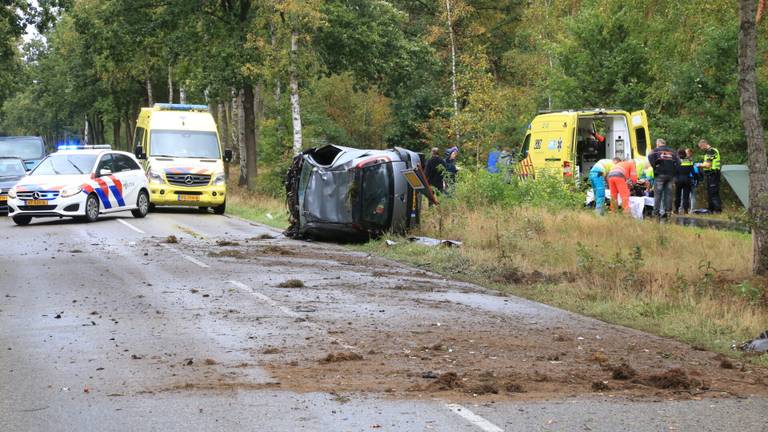 De auto belandde op zijn zij (foto: Harrie Grijseels / SQ Vision).