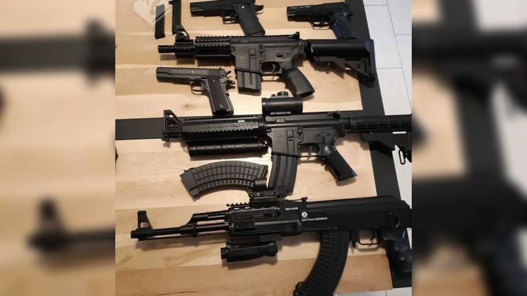 De gevonden wapens (foto: politie Reusel-de Mierden/Facebook).