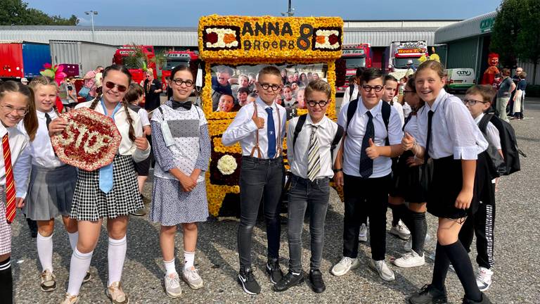 'Blije' leerlingen van de Annaschool maakten een schoolbus (foto: Tonnie Vossen)