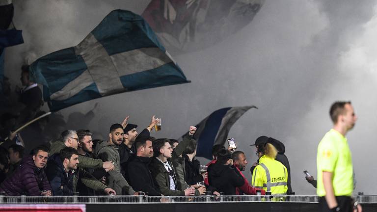 Scheidsrechter Jannick van der Laan staakte de wedstrijd tussen FC Den Bosch en FC Volendam (foto: ANP).