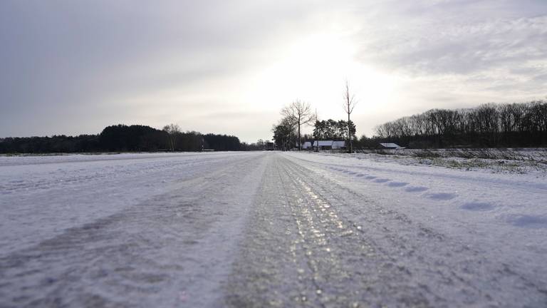 Lokale wegen in het zuidoosten van de provincie waren dinsdagochtend nog spekglad, maar het einde van de kou is in zicht (foto: Ben Saanen).