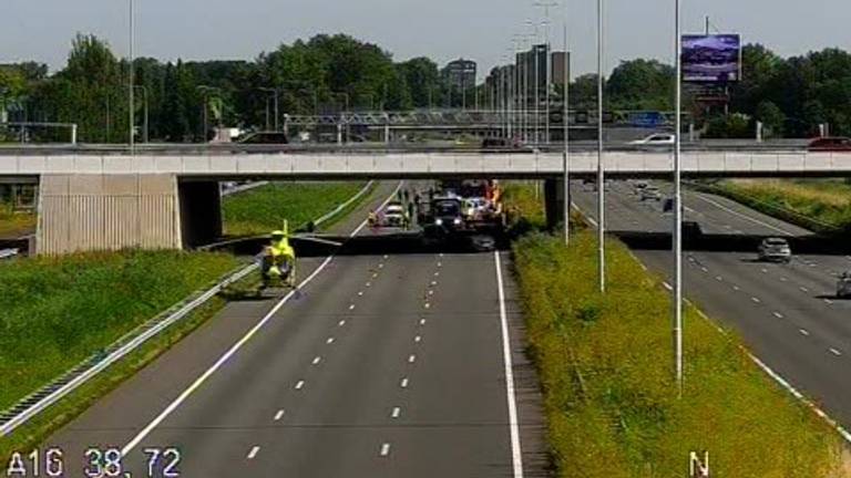 Het ongeluk gebeurde bij de Moerdijkbrug (foto: X/Rijkswaterstaat Verkeersinformatie).