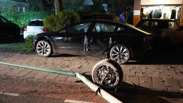 Auto ramt tegen huis en geparkeerde auto's (foto: Jeroen Stuve/SQ Vision).