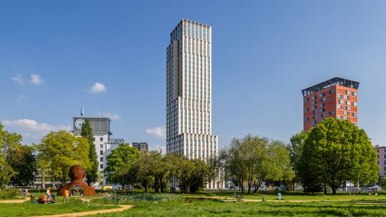 De hoogste woontoren van Eindhoven Lighthouse staat naast het Klokgebouw (foto: Bas Gijselhart / SDK Vastgoed).