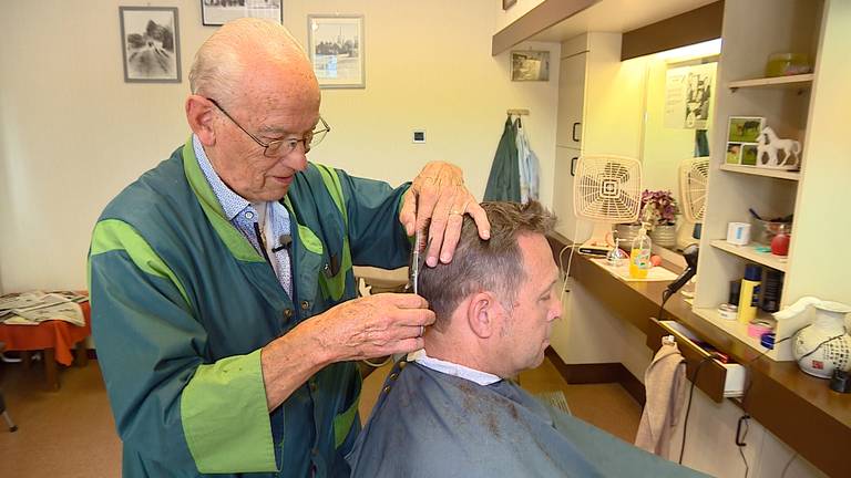 Sjef (87) moet vanwege gezondheidsproblemen stoppen met knippen. 