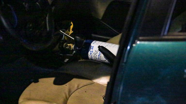 In een van de auto's die betrokken was bij de botsing in Helmond werd een fles lachgas ontdekt (foto: Harrie Grijseels/SQ Vision).