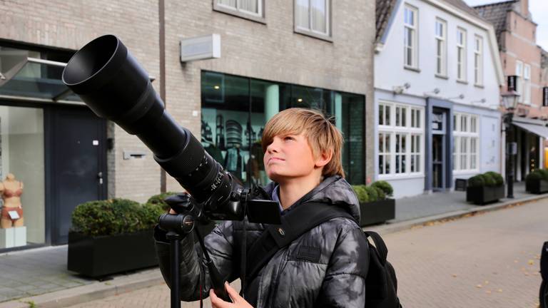 Natuurfotograaf Evan van Wezel wachtend op de slechtvalken (foto: Lobke Kapteijns).