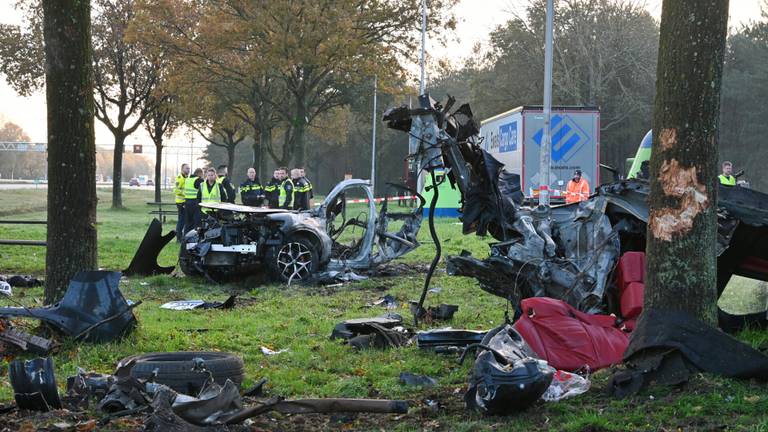 Enorme ravage op A58 na crash, bestuurder uit brandende auto getrokken