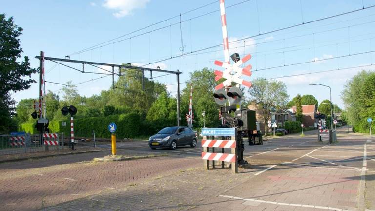 Spoorwegovergang per direct gesloten na bijna-ongeluk (foto: Het Klaverblad).