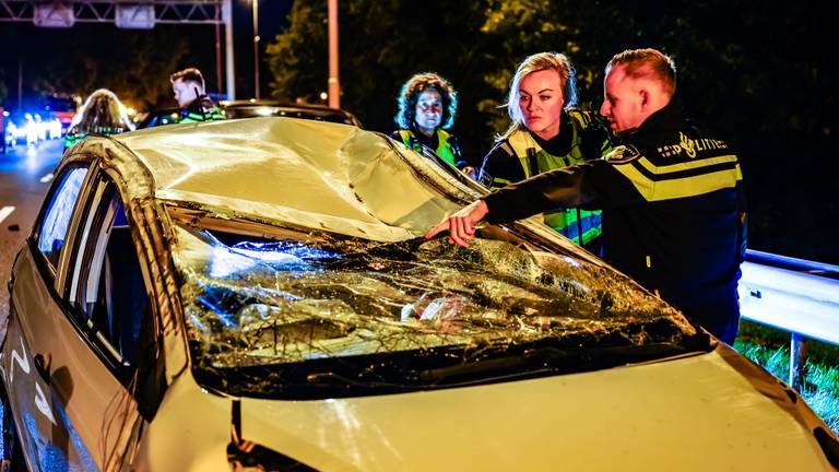 Auto met zeven inzittenden crasht op A58, kind buiten wrak gevonden