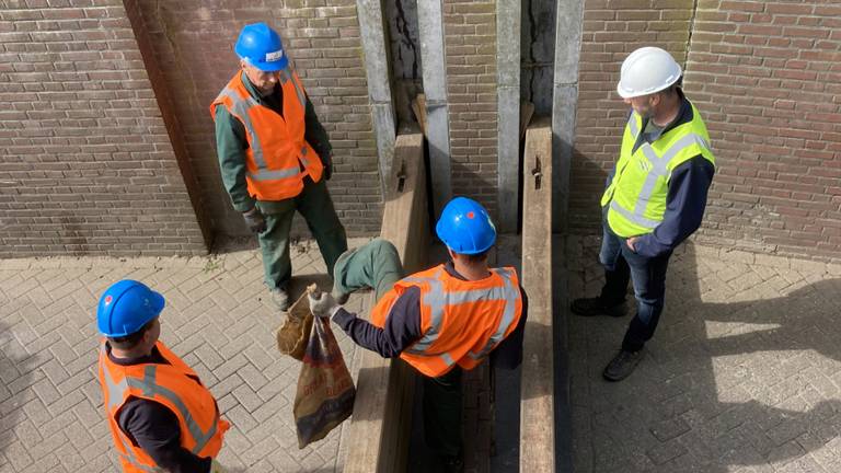 Het waterpeil staat laag, desondanks werd de hoogwaterkering wél opgebouwd (Foto: Waterschap Rivierenland) 