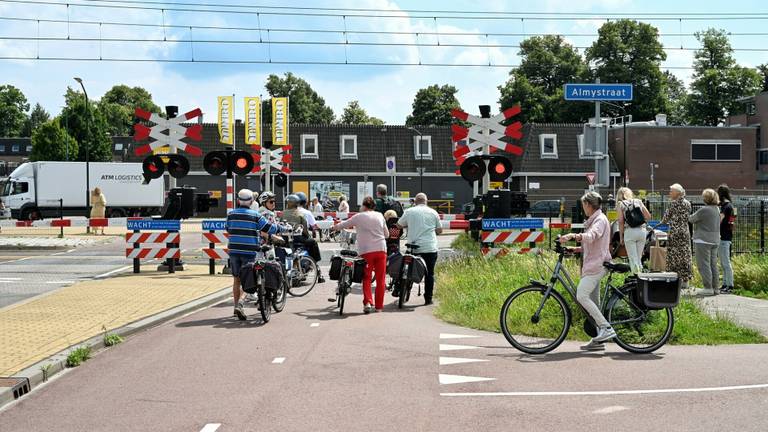 Defecte goederentrein deelt Oisterwijk in tweeën, geduld wachtenden is op