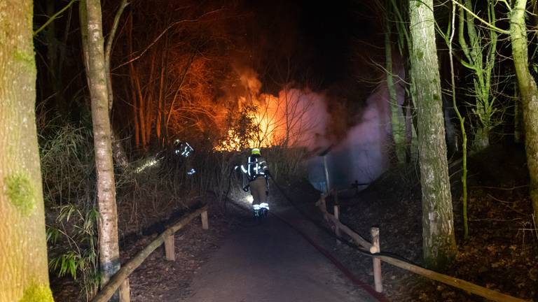 De brandweer gaat de strijd aan met het vuur (foto: @Albert Hendriks).