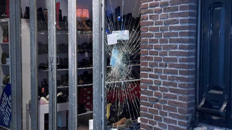 Ook deze schoenenzaak bleek niet veilig (foto: Jos Verkuijlen).