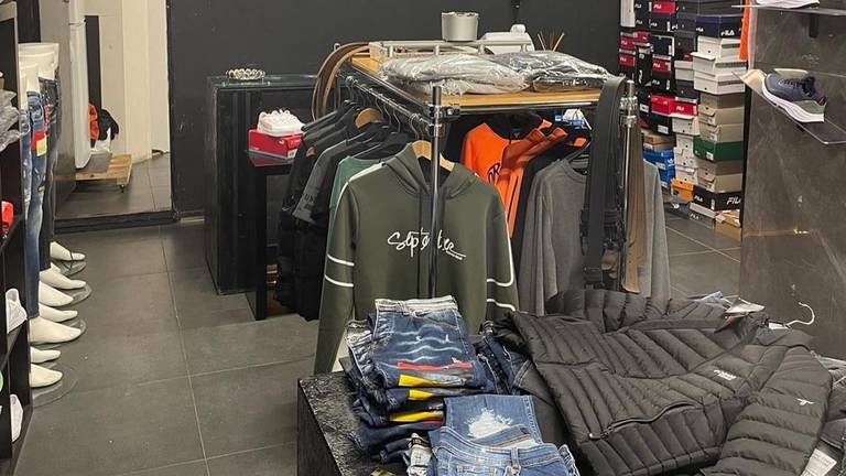 'De kleding was zo slecht, je loopt zo in je onderbroek.'(foto: Facebook politie Eindhoven).