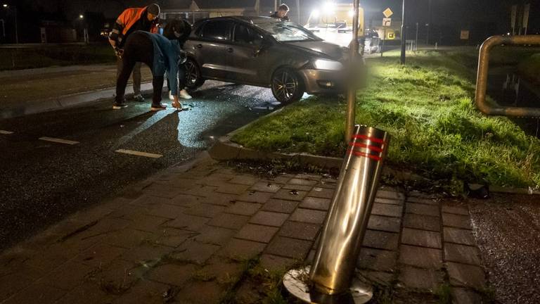 De automobilist in Veen raakte de stoeprand en een paaltje (foto: Jurgen Versteeg/SQ Vision).