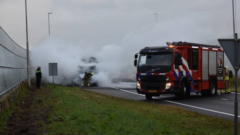 Hoe de bestelbus op de A16 vlam kon vatten, wordt onderzocht (foto: Jesse Monden).