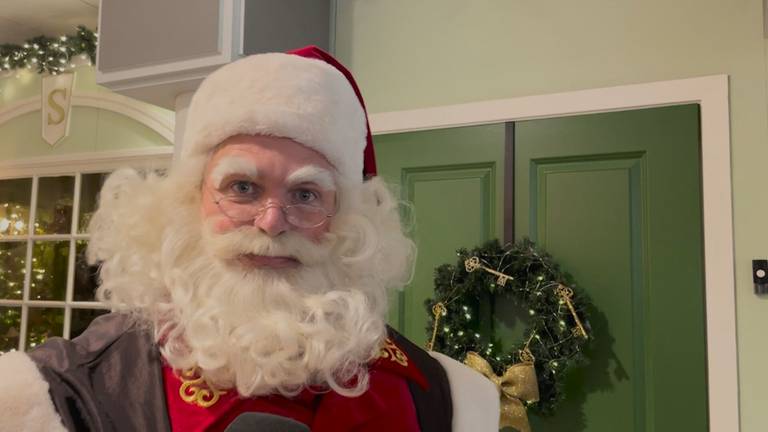 Kerstman en mevrouw Claus leiden je rond in hun kersthuis