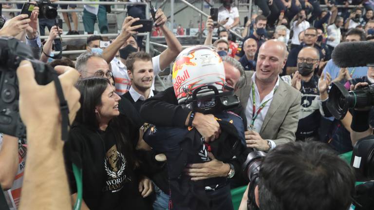 Frits van Eerd, Jos Verstappen en Kelly Piquet feliciteren Max Verstappen. (Foto: ANP)