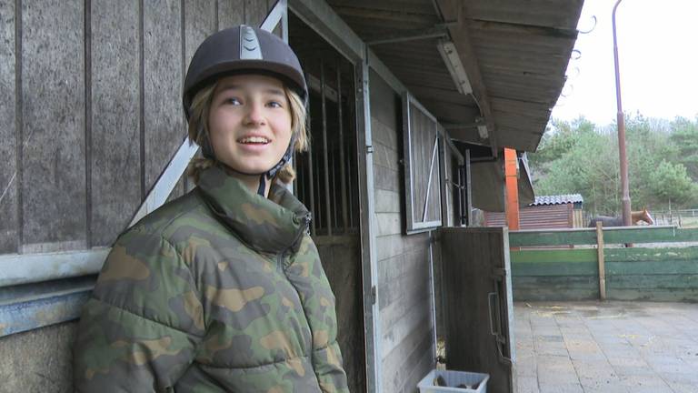 Zahra kan weer paardrijden na diefstal zadels bij dagbesteding