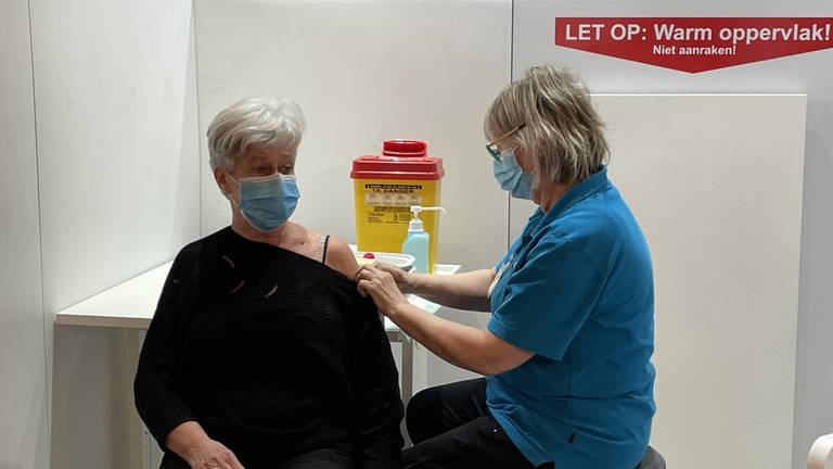Jeanne wordt gevaccineerd (foto: Raymond Merkx).