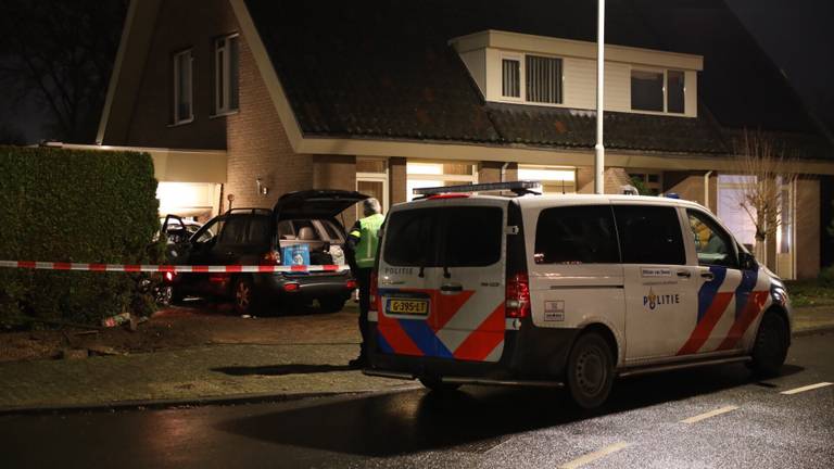 De bestuurder ramde een gevel en auto (foto: Sander van Gils/SQ Vision)