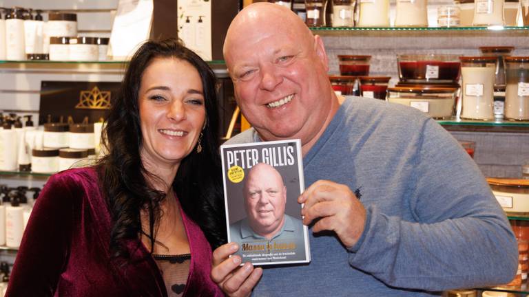 Peter Gillis met zijn vriendin Nicole tijdens de signeersessie. (Foto: ANP)